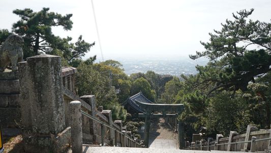 丘陵上の神社　琴弾八幡宮