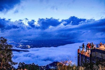 雲海2 夜景を眺める人