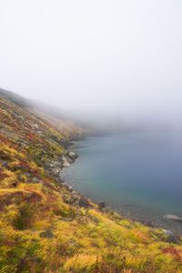雲に隠れるみくりが池