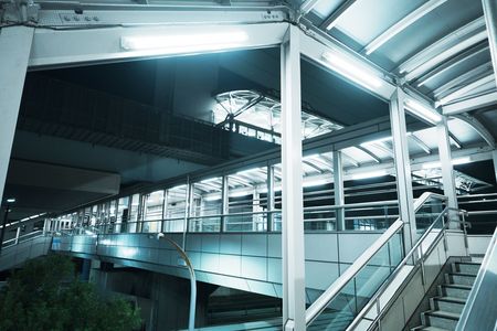 だいぶ短くなった日の駅前