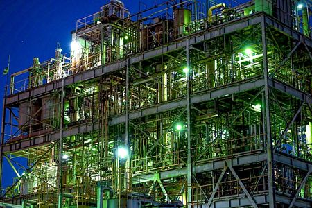 夜の化学プラント - 緑に輝く鉄とパイプの迷宮