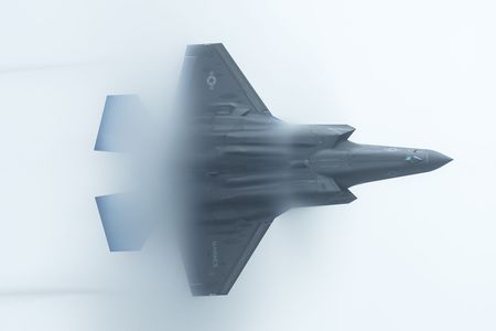 F-35 雨中飛行