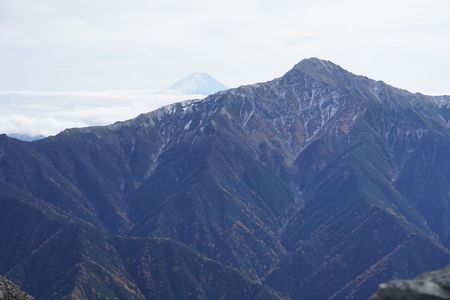 南アルプス・仙丈ヶ岳から見た北岳と富士