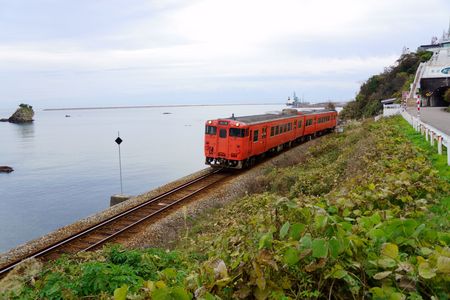 立山連峰（見えないけど）を背に走るキハ