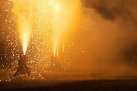 火の粉浴びる手筒花火
