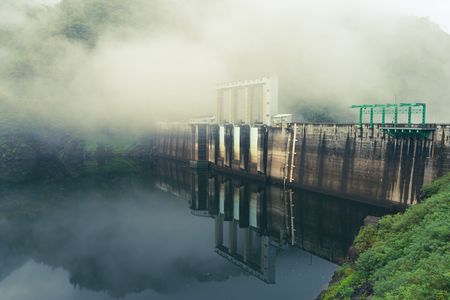 朝霧のダム