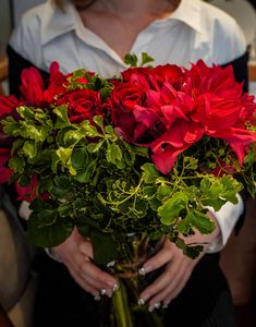 ダリアを抱いた娘