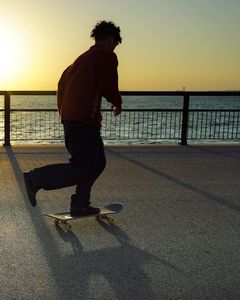 夕陽とスケートボード