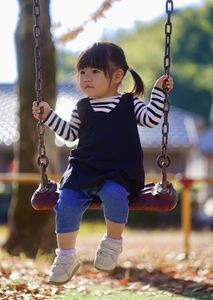 落ち葉とブランコと私