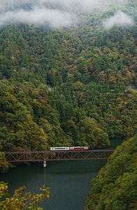 只見川渓谷を走る