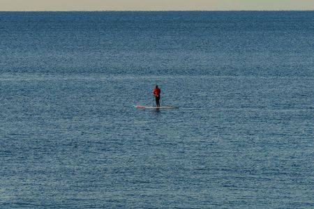 直立不動　七里ヶ浜で
