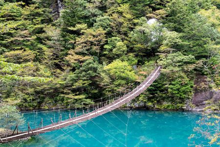 エメラルドグリーンの寸又峡と夢のつり橋