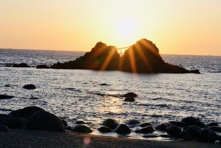 二見ヶ浦夫婦岩の間に沈む夕陽
