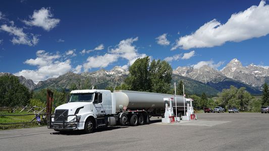 大自然の中の大型トレーラー