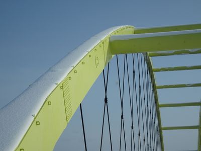 冬のアーチ橋脚
