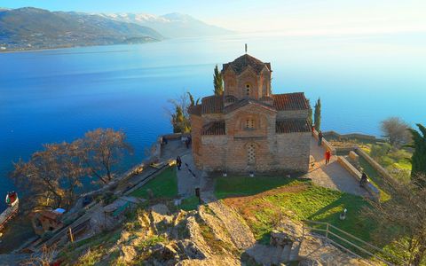 湖と小さな教会