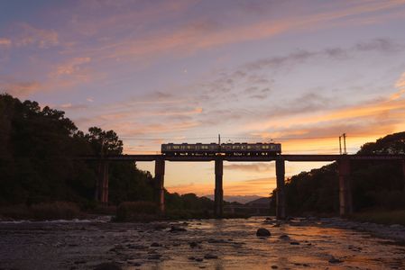 夕焼け空を背に