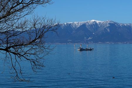 琵琶湖と冠雪の比良山系