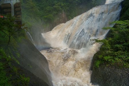 豪雨　滝