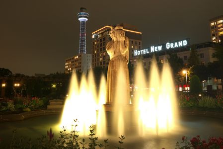 港を見守る水の守護神