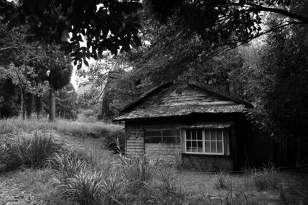 主なき里山の廃屋
