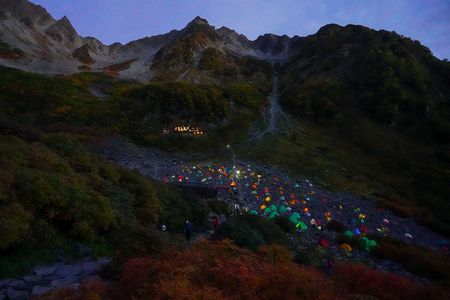 テント場の夜明け