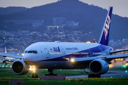 滑走路前に待機するトリプル