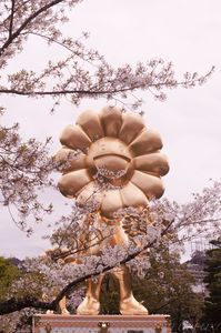 京の桜と巨大な金色の像とルイ・ヴィトン