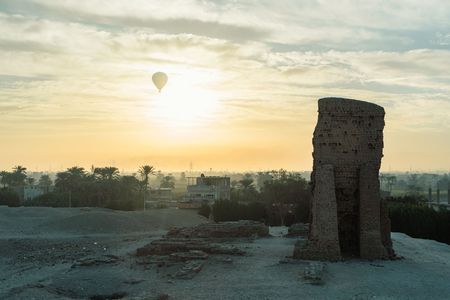 遺跡と気球と朝陽と。