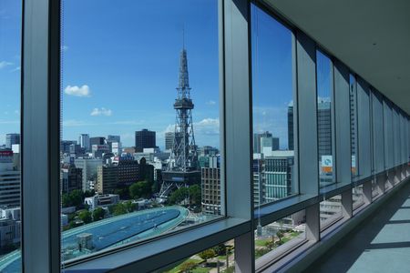 フレーム越しにひらく、タワーのある街景