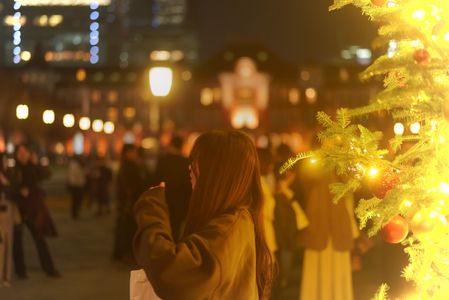 クリスマスツリーに照らされて