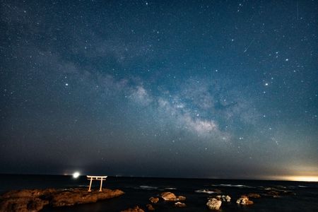 神磯の鳥居と天の川
