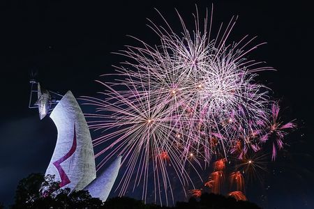 太陽の塔と揚花火
