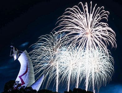 和火に照らされて