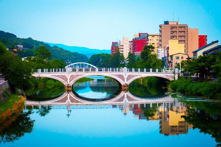 小雨降る浅野川大橋