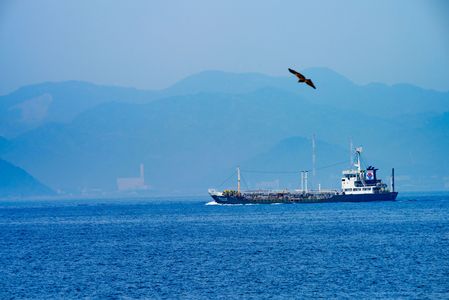 瀬戸内海を進むケミカルタンカー