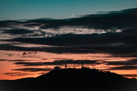 静寂の稲佐山に浮かぶ三日月