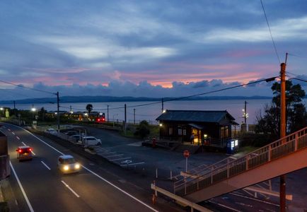 夏の終わりの小さな駅舎