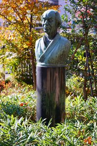 牧野富太郎博士像とスえコザサ