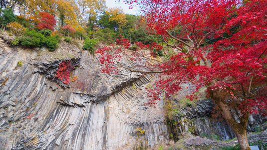 玄武洞と紅葉