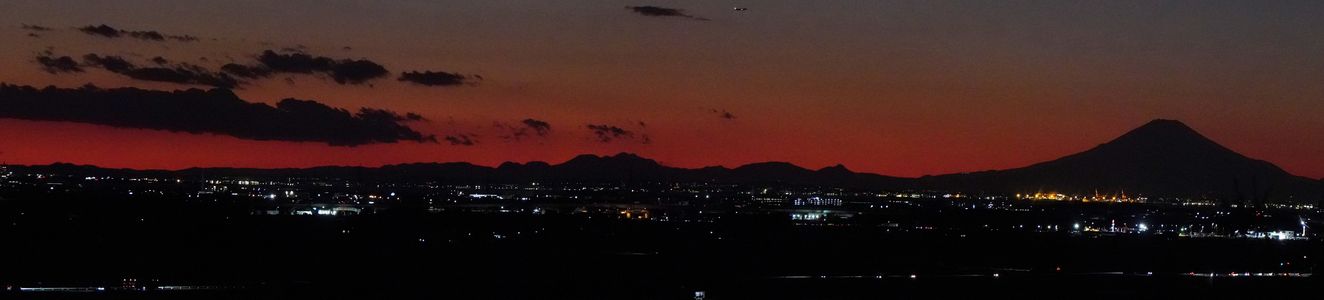 東京湾越しの富士山のパノラマ写真（修正版）です。😓