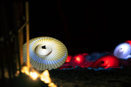 夜に咲く和傘