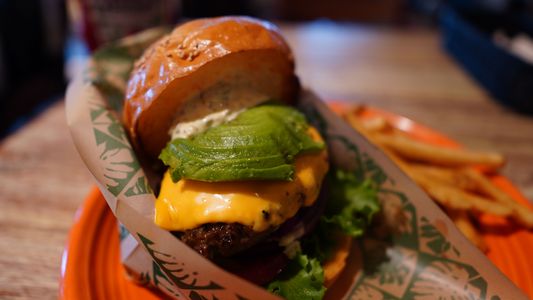 食欲の秋！がっつり、アボカドチーズバーガー