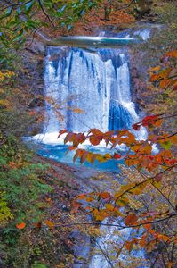 彩る七ツ釜五段の滝