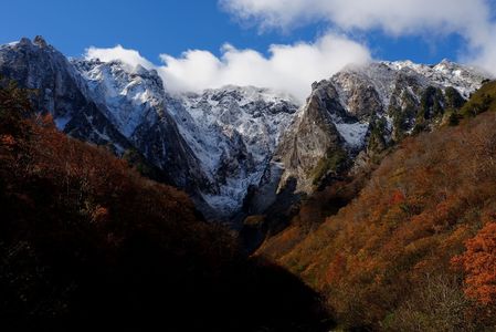 初冠雪の谷川岳（一ノ倉沢）