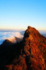 夕日を浴びる石鎚山