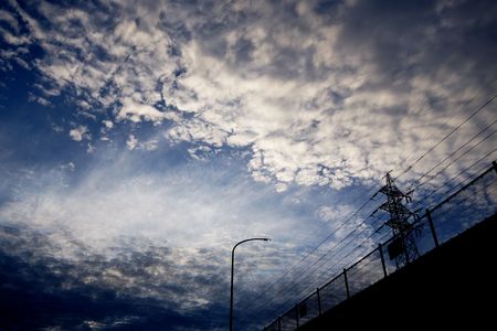 蒼穹、電線、鱗雲
