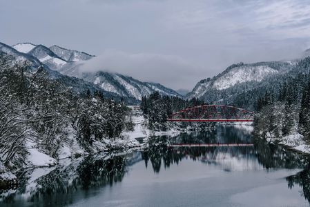 雪化粧した山々と只見川