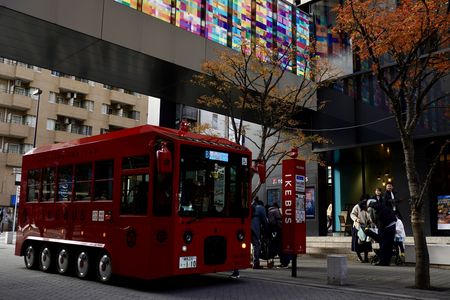 小さな赤いバス