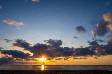 雲と海の隙間に